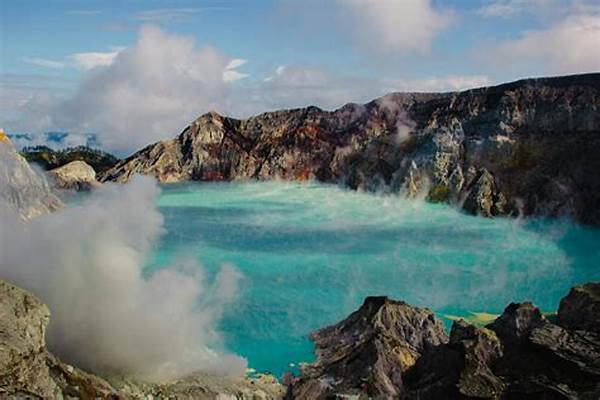 Kawah Dan Danau Vulkanik Eksotis