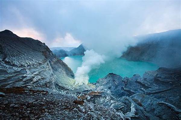 “keajaiban Alam Kawah Ijen Jawa Timur”