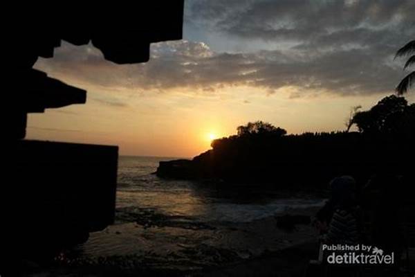 Keindahan Matahari Tenggelam Tanah Lot
