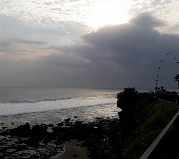 Keindahan Tanah Lot Di Senja