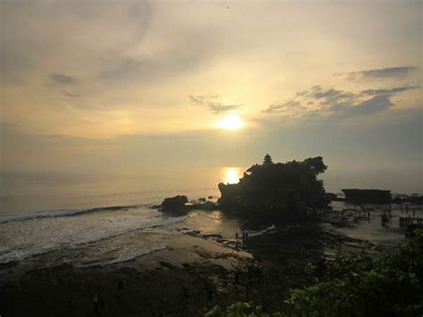 Panorama Senja Spektakuler Di Tanah Lot