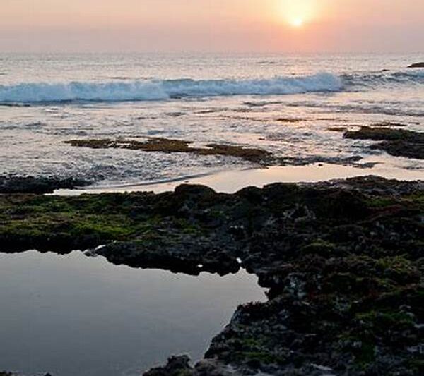 Pemandangan Matahari Terbenam Di Tanah Lot