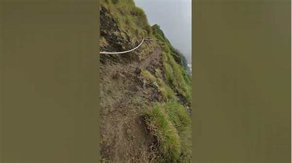 Tebing Curam Dengan Latar Rinjani