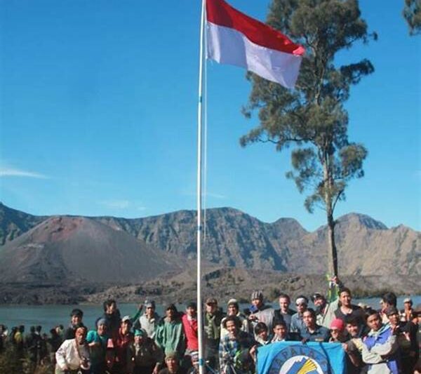“program Edukasi Mendaki Gunung Berapi”