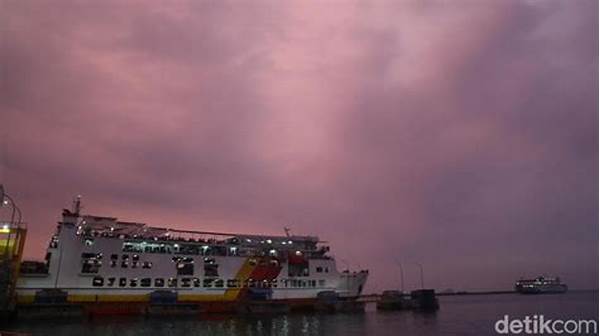 Menikmati Senja Sambil Berfoto
