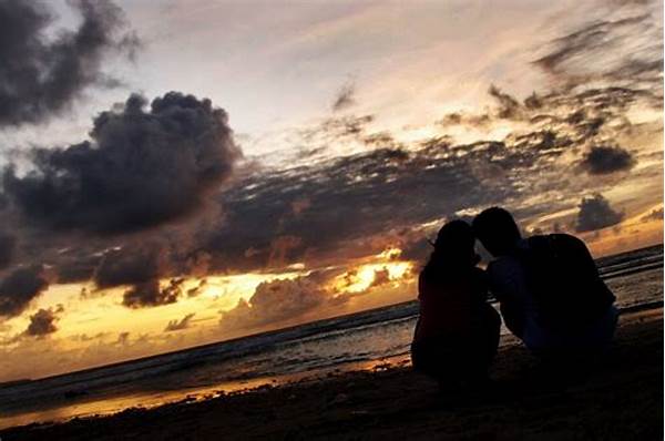 Menikmati Sunset Romantis Bersama Pasangan