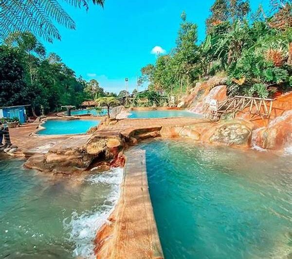 Suasana Nyaman Pemandian Air Panas