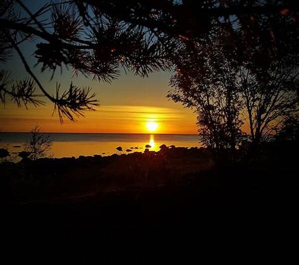 “keindahan Langit Saat Matahari Terbenam”