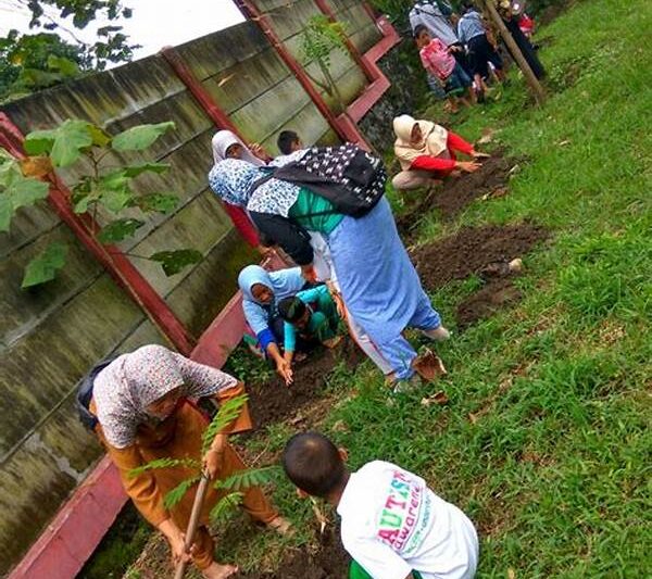 Penghijauan Lingkungan Balai Kota