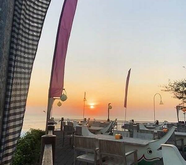 Senja Romantis Di Tanah Lot Bali