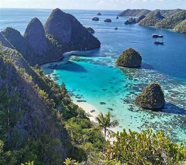 Memotret Keindahan Laut Raja Ampat