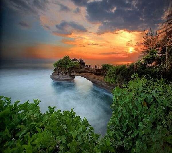 Tanah Lot Dalam Cahaya Senja