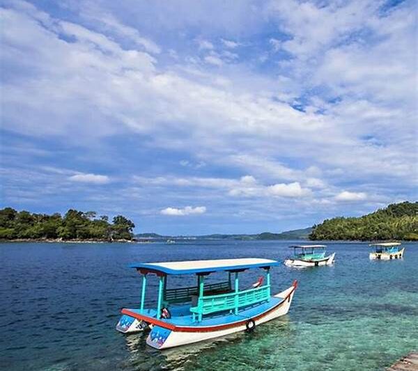 Menyusuri Pulau Tropis Dari Kapal