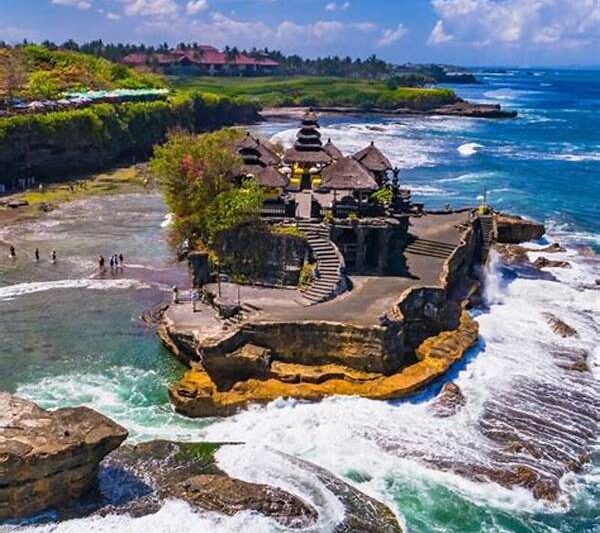 Relaksasi Sore Hari Tanah Lot