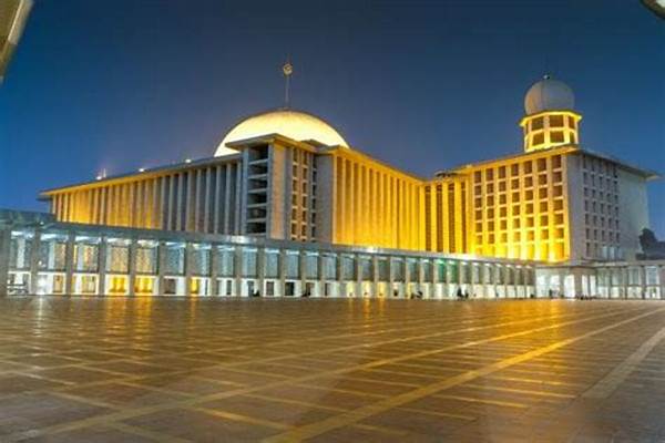 Pesona Masjid Terbesar Tanah Air